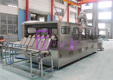 El PLC controla las máquinas de rellenar líquidas con el tenedor del galón del acero inoxidable