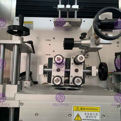 El PVC fotoeléctrico de la manga del encogimiento ACARICIA la etiquetadora de la etiqueta engomada plana de la botella