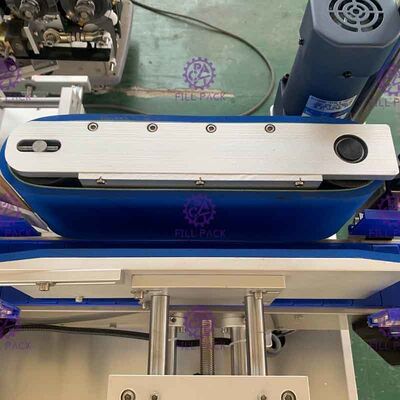 sola máquina de etiquetado lateral del pegamento 1800bph para la pequeña botella redonda