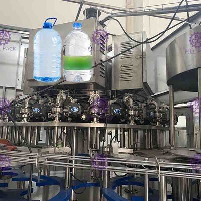 El PLC controla la máquina de rellenar del agua automática de alta velocidad para el plástico/la botella del ANIMAL DOMÉSTICO