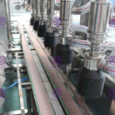 El PLC controla las máquinas de rellenar líquidas con el tenedor del galón del acero inoxidable