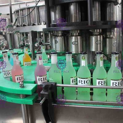 3 en 1 máquina de rellenar de la bebida carbónica monobloque de la botella de cristal con el tirón Ring Cap
