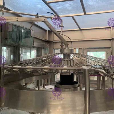 DCGF40-40-12 carbonató la máquina de rellenar de la bebida para las botellas plásticas del ANIMAL DOMÉSTICO del tapón de tuerca