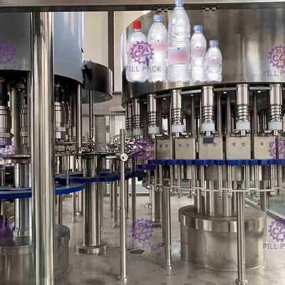 3 en 1 máquina de embotellado plástica de Monoblock para la cabeza del agua mineral 18