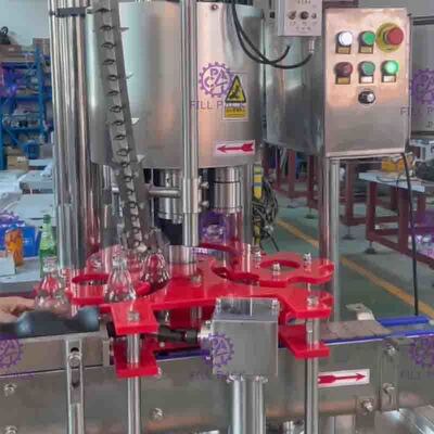 3000BPH carbonató la máquina de rellenar de la bebida/la botella de vidrio del refresco que tiraban de Ring Cap