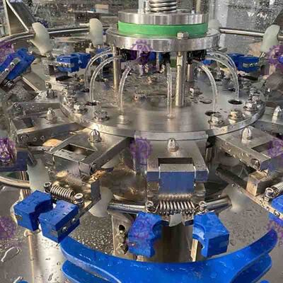 Línea carbónica automática de la máquina de rellenar del agua chispeante de la bebida de 4000BPH 2L con el tirón Ring Cap
