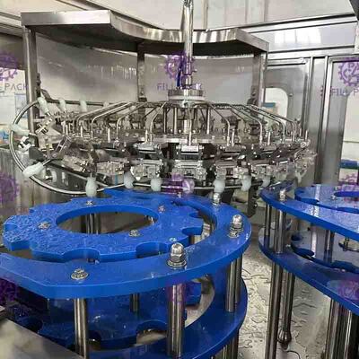 embotelladora del agua plástica no gasificada 10000BPH con la cabeza de la limpieza del CIP