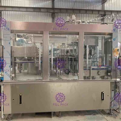 DCGF40-40-12 carbonató la máquina de rellenar de la bebida para las botellas plásticas del ANIMAL DOMÉSTICO del tapón de tuerca