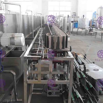 Sistema plástico reverso 8000BPH del esterilizador de la botella para la cadena de producción condimentada del jugo