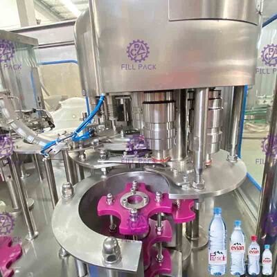 Máquina de rellenar automática 1200bph 3 rotatorios de la bebida no gasificada en 1