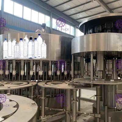 La máquina de rellenar cubierta superior 15000BPH 32 del agua de botella del ANIMAL DOMÉSTICO de Hygeian dirige la operación del PLC