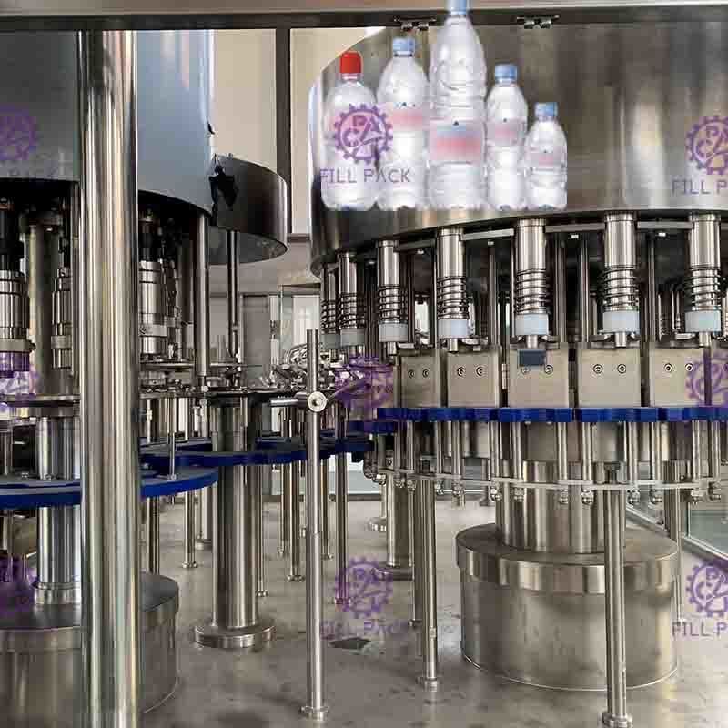3 en 1 máquina de embotellado plástica de Monoblock para la cabeza del agua mineral 18