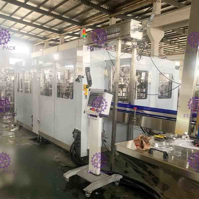 15000BPH 3 en 1 máquina de rellenar de consumición pura del agua de botella del ANIMAL DOMÉSTICO de Monoblock produciendo el equipo 304 de acero inoxidables